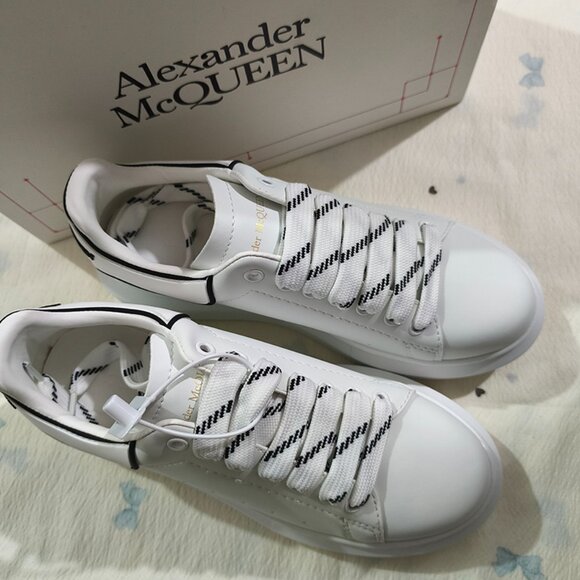 Alexander McQueen Signature Chunky Low-Top Casual Sneakers - Picture 7 of 7